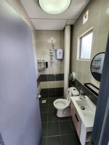 a bathroom with a shower and a toilet and a sink at The Garden Emerald Avenue Cameron Highlands 6Pax 910 Wifi in Brinchang