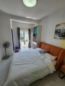 a bedroom with a large bed in a room at The Garden Emerald Avenue Cameron Highlands 6Pax 910 Wifi in Brinchang