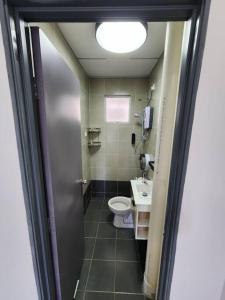 a bathroom with a toilet and a sink at The Garden Emerald Avenue Cameron Highlands 6Pax 910 Wifi in Brinchang