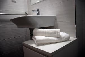 y baño con lavabo y toallas en la encimera. en Céntrico piso para 4 al lado del Jardín Botánico, en Granada