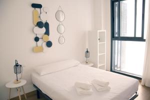 1 dormitorio con 1 cama con 2 toallas en Céntrico piso para 4 al lado del Jardín Botánico, en Granada