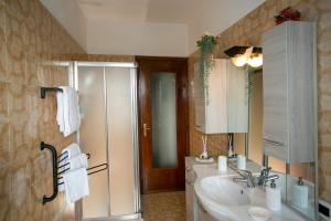 Et badeværelse på Casa Vacanze Heidi vista lago + 21 billeder