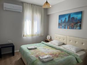 une chambre avec un lit et une grande fenêtre dans l'établissement Deka Evleri, à Izmir