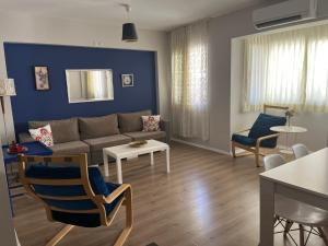 un salon avec un canapé et une table dans l'établissement Deka Evleri, à Izmir