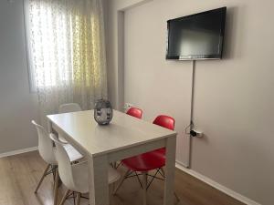 Télévision ou salle de divertissement dans l'établissement Deka Evleri