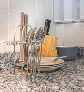 Pearl Suites Apartments في ناكورو: مجموعة من السكاكين على منضدة في المطبخ