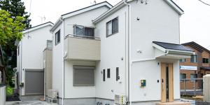 een wit huis met een garage bij Kinugawa Station Front room A in Nikko