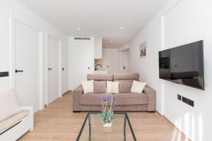 salon z kanapą i szklanym stołem w obiekcie Amargura City Center Apartment w Maladze +9 zdjęć