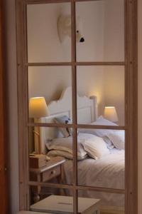 una camera con letto e specchio di Apartment with own entrance & terrace on West Hill a Hastings