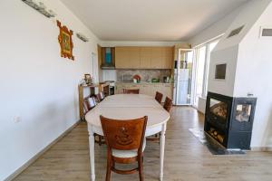 布拉戈耶夫格勒的住宿－AMAZING view, privacy and comfort - Villa Krasi，一间带桌椅和壁炉的用餐室
