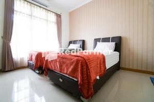 Postel nebo postele na pokoji v ubytování Fazza Syariah Mitra RedDoorz