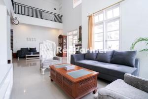 Posezení v ubytování Fazza Syariah Mitra RedDoorz + 37 fotografií