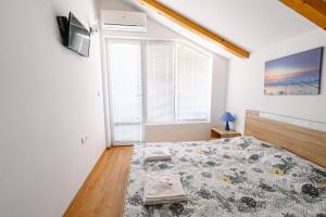 Un pat sau paturi într-o cameră la AMAZING view, privacy and comfort - Villa Krasi