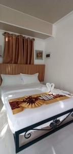 een slaapkamer met een bed met een bloem erop bij Brilliant Sky in Tagaytay