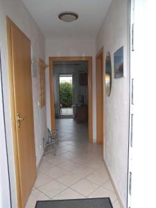 un corridoio con corridoio che conduce a una camera di Ostsee Bungalow mit Kamin & Terrasse a Ostseebad Koserow Altre 3 foto