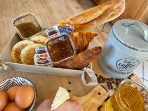 - un panier-repas avec du pain et des œufs sur une table dans l'établissement La maison du bonheur "Le petit Four", à Saint-Ouen-sous-Bailly