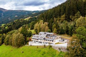 an aerial view of a large house in the mountains at der Sonnberg - Alpinlodges in Zell am See