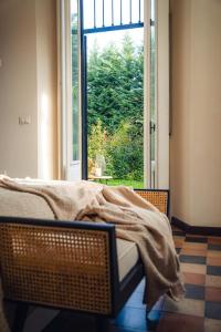 uma cama com um cobertor em frente a uma janela em Casa N em Arona
