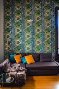 um sofá com almofadas coloridas numa sala de estar em Casa N em Arona