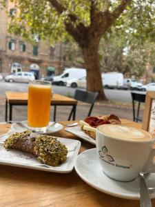 uma mesa com uma xícara de café e um prato de comida em Guesthouse Pop em Roma