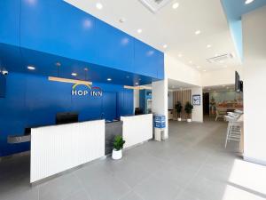 a hore inn lobby with a blue wall at Hop Inn Bangkok Onnut Station in Bangkok