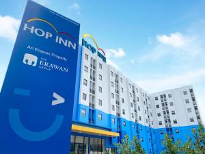 Hop Inn Bangkok Onnut Station في بانكوك: اطلالة خارجية على مبنى مستشفى ايدمونتون