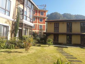 duży budynek z ogródkiem przed nim w obiekcie Drala Resort Nepal w Katmandu