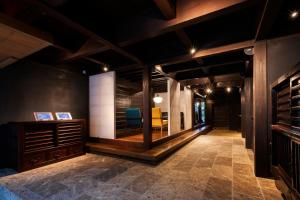 una sala degustazione con soffitti in legno e un corridoio di 茜さす 肥前浜宿 Akanesasu Hizenhamashuku a Hama