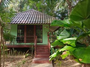 Zahrada ubytování Khao Sok River & Jungle Bungalow