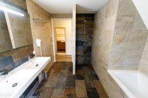 een badkamer met 2 wastafels en een douche bij Waterresort Bodelaeke Giethoorn in Giethoorn