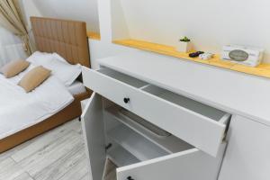Schlafzimmer mit einem Schreibtisch und einem Bett in der Unterkunft Bella House in Craiova