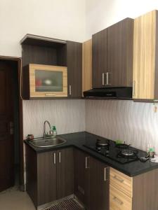 Kitchen o kitchenette sa Richandy House - 3 BR Full AC & Hot Water