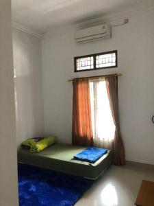 科贾扬Richandy House - 3 BR Full AC & Hot Water的一间有床和窗户的小房间