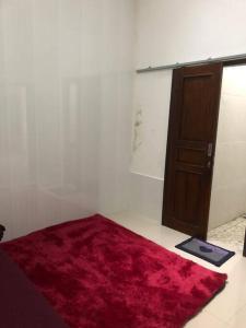 科贾扬Richandy House - 3 BR Full AC & Hot Water的门边有红色地毯的房间 更多7张照片