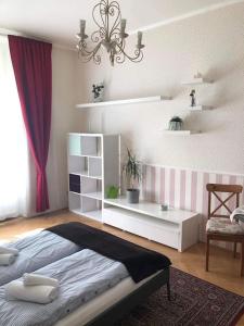 プラハにあるPrague Vyšehradska Apartmentのベッドルーム1室(ベッド1台、シャンデリア付)