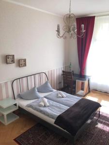 プラハにあるPrague Vyšehradska Apartmentのベッドルーム1室(ベッド1台、椅子、窓付)
