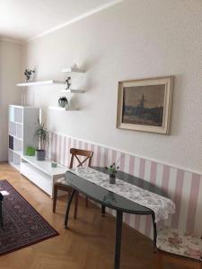 プラハにあるPrague Vyšehradska Apartmentのリビングルーム(テーブル、テーブル、テーブル付)