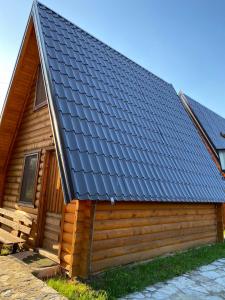uma casa com um telhado de metal em Bungalovi Malina em Novi Sad