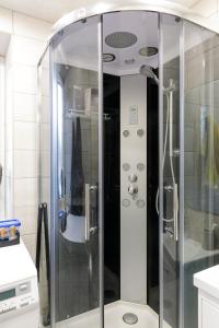 um chuveiro com uma porta de vidro na casa de banho em Lat4Rest em Prienai