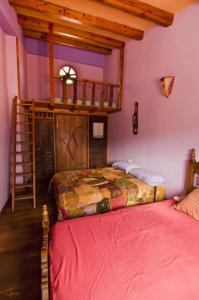 1 dormitorio con litera y escalera en apartamento Gulnara de Sefarat, en Calatayud