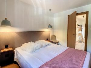 ヴェルビエにあるVert Pré 12のベッドルーム1室(白いシーツと毛皮のベッド1台付)