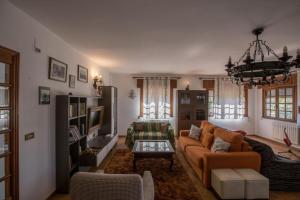 sala de estar con sofá y lámpara de araña en House - 3 Bedrooms with Pool WiFi and Sea views - 7428 en Portonovo