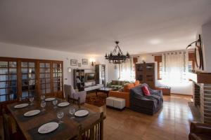 ein Wohnzimmer mit einem Tisch und einem Sofa in der Unterkunft House - 3 Bedrooms with Pool WiFi and Sea views - 7428 in Portonovo