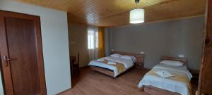 Ein Bett oder Betten in einem Zimmer der Unterkunft Mestia Views