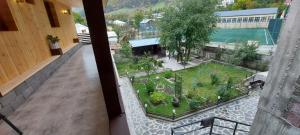 Ein Garten an der Unterkunft Mestia Views