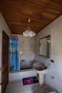 y baño con lavabo, espejo y bañera. en House - 3 Bedrooms with Pool WiFi and Sea views - 7428 en Portonovo
