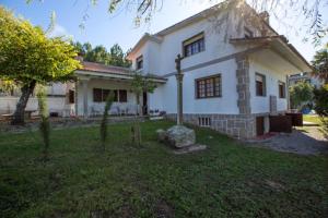 ein großes weißes Haus mit einem Hof mit Bäumen in der Unterkunft House - 3 Bedrooms with Pool WiFi and Sea views - 7428 in Portonovo
