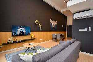 Μια τηλεόραση ή/και κέντρο ψυχαγωγίας στο Sunway Grid Loft Suite by Nest Home【Olympic Size Pool】