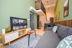 Μια τηλεόραση ή/και κέντρο ψυχαγωγίας στο Sunway Grid Loft Suite by Nest Home【Olympic Size Pool】