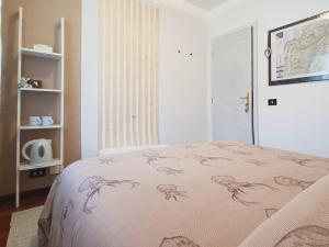 A bed or beds in a room at La CRI Bed & Breakfast